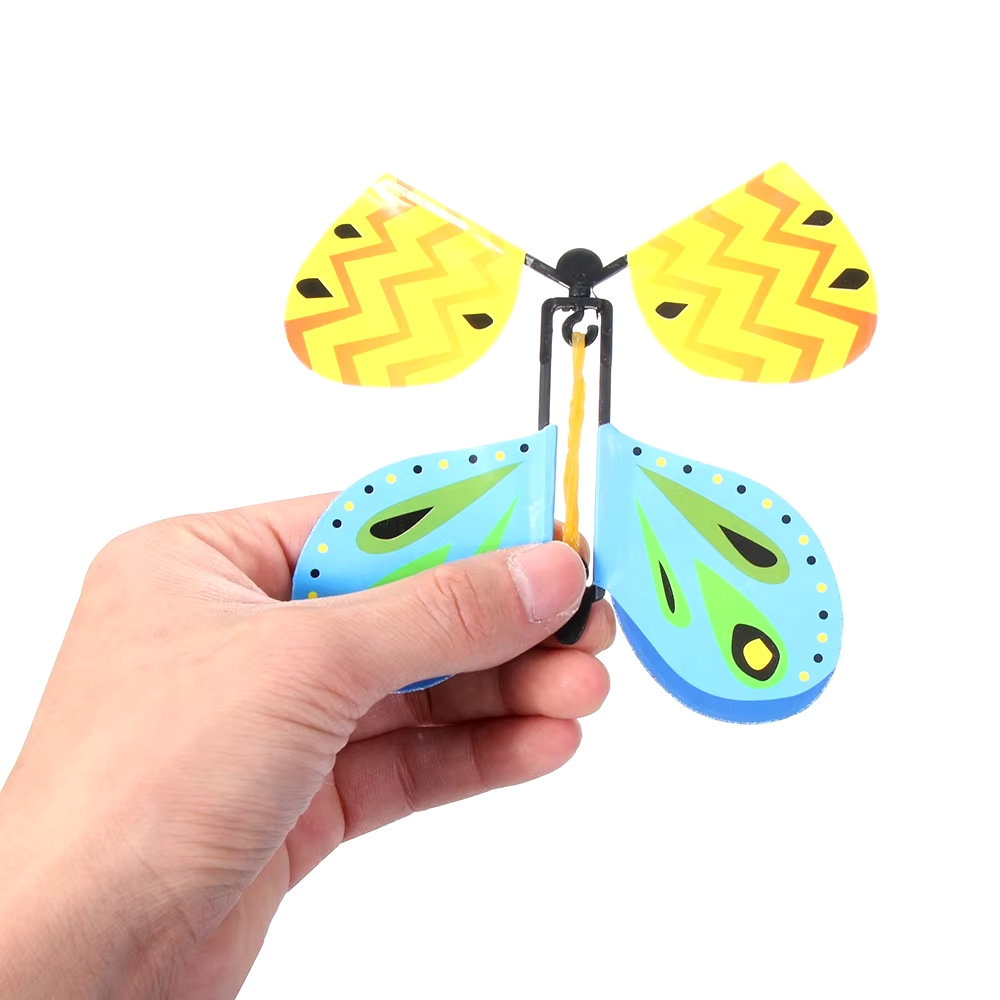 Ręka trzymająca wirującego motyla